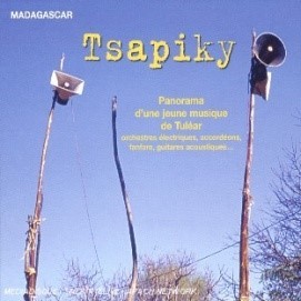 Madagascar : Tsapiky : panorama d'une jeune musique de Tuléar : orchestres électriques, accordéons, fanfare, guitares acoustiques... | 